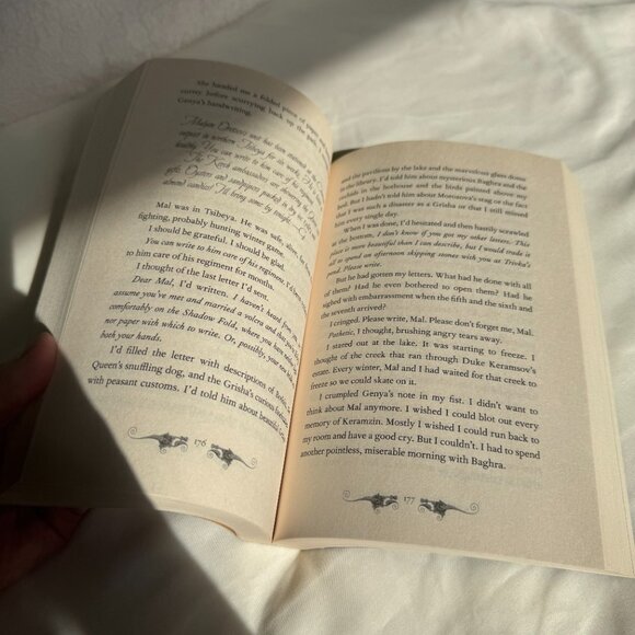 EUC, Shadow and Bone Fantasy Book by Leigh Bardugo, Part of Trilogy - Picture 10 of 10